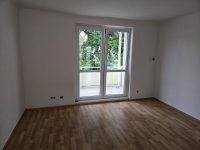 Wohnzimmer mit Zugang zum Balkon