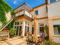 Hausansicht mit Terrasse und Balkon