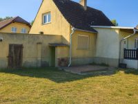 Hausansicht mit Garagen