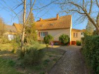 Hausansicht mit Grundstück