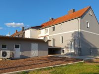 Hausansicht + Nebengelass und Terrasse