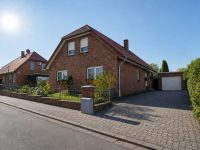 Hausansicht mit Garage