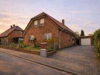 Hausansicht mit Garage 