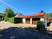 Hausansicht mit Garagen