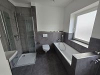 Bad mit Dusche und Wanne