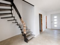 Flur mit Treppe zum OG / Rohbau