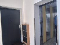 Wohnungseingangstür und Fahrstuhl