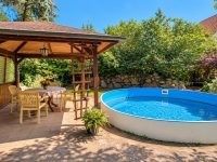 Grundstück mit Pavillon und Pool